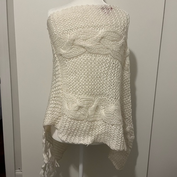 COZY AUTUMN VIBES - VINTAGE ASYMMETRICAL OFF SHOULDER PONCHO - Picture 3 of 4